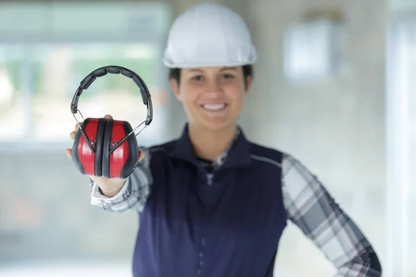 Bauarbeiterin Zeigt Gehörschutz — Stockfoto