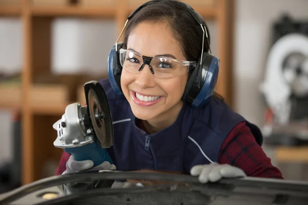 Kulak Koruyucu Gözlük Takan Kadın Elektrikli Öğütücü Kullanıyor — Stok fotoğraf