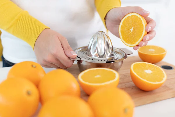Close Vrouw Het Maken Van Sinaasappelsap — Stockfoto