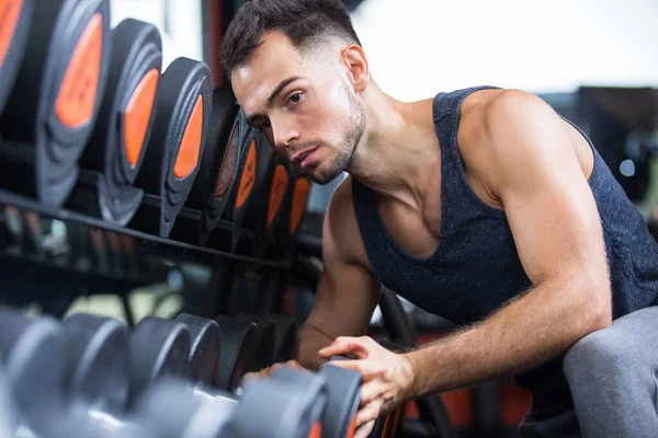 体育館で運動するための体重を選ぶスポーツマン — ストック写真
