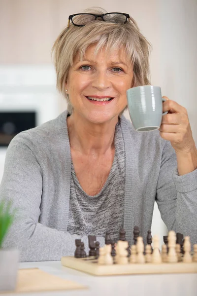 Счастливая Пожилая Пара Играет Шахматы Пьет Чай — стоковое фото
