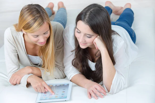 Mulheres Jovens Usando Tablet Digital Cama — Fotografia de Stock