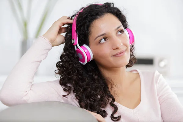 Γυναίκα Ακουστικά Που Ακούει Μουσική — Φωτογραφία Αρχείου