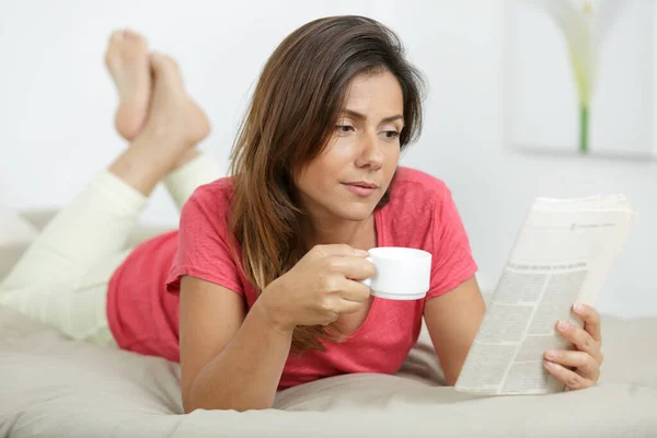 Vrouw Die Krant Leest Terwijl Geniet Van Een Kop Koffie — Stockfoto