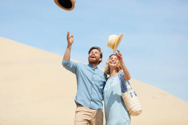 Happy Couple Throwing Hats Air — Stock Photo, Image