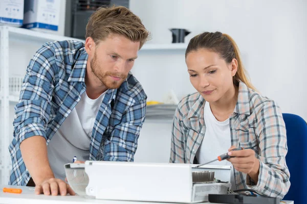 Plumber Female Apprentice Fitting Central Heating System — Stock Photo, Image