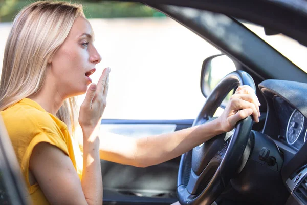 Slaperige Vrouw Geeuwen Tijdens Het Rijden Haar Auto — Stockfoto