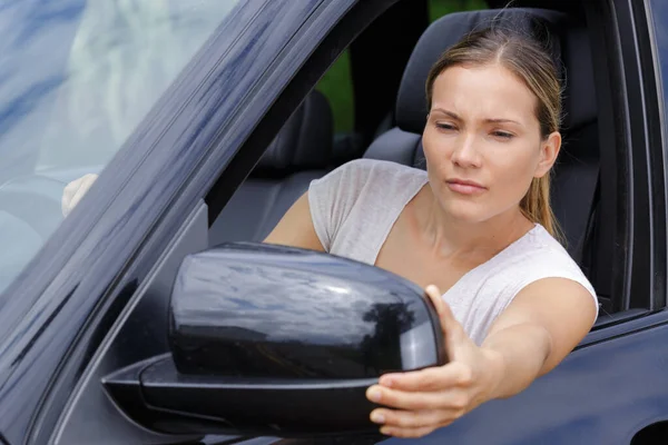 Kadın Sürücü Dikiz Aynasını Ayarlıyor — Stok fotoğraf