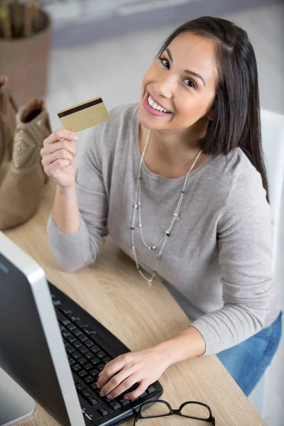 Красива Жінка Купує Інтернеті Кредитною Карткою — стокове фото