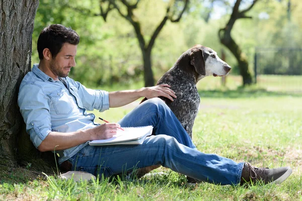 Homem Relaxante Parque Com Cão — Fotografia de Stock