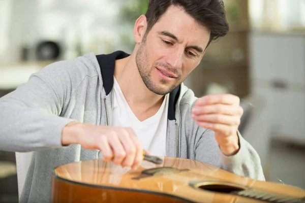 Homem Reparos Cordas Guitarra — Fotografia de Stock