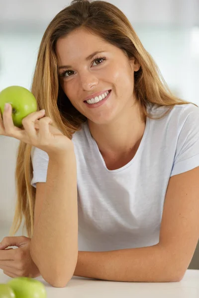 Šťastná Žena Zelená Jablka — Stock fotografie
