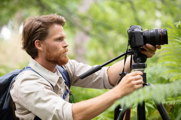 拥有专业相机拍摄野生动物三脚架的摄影师 — 图库照片