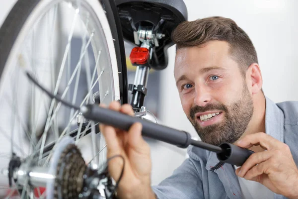 Person Beim Aufblasen Des Fahrrads Mit Dem Luftkompressor — Stockfoto