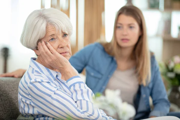 Беспокойная Женщина Посещает Депрессивную Пожилую Женщину Своем Доме — стоковое фото