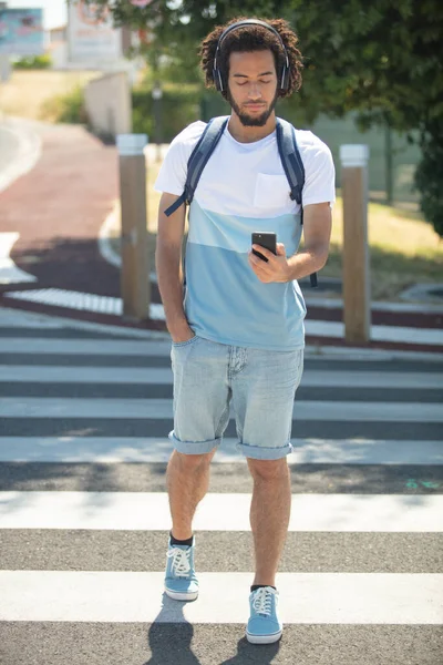 横断歩道や横断歩道を歩く魅力的な男 — ストック写真