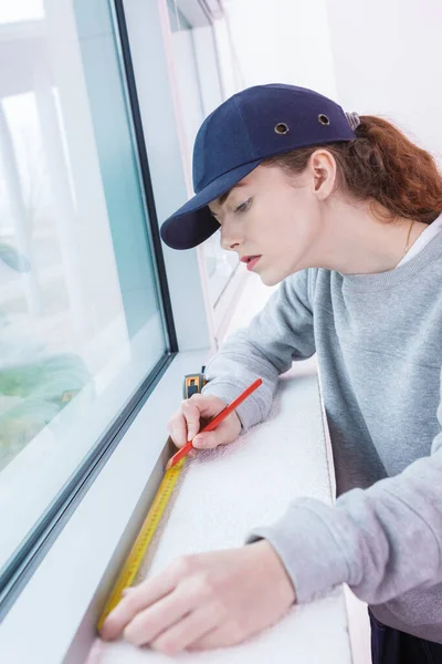 Female Using Tape Measure Window Construction Site — Stock Photo, Image