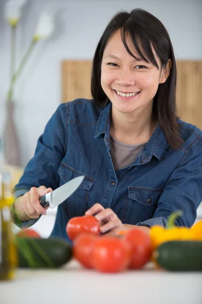Jovem Asiático Senhora Cortando Tomate — Fotografia de Stock