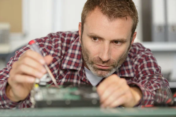 Hombre Está Reparando Roto Con Destornillador —  Fotos de Stock