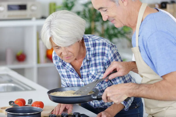Rentner Kochen Gemeinsam — Stockfoto