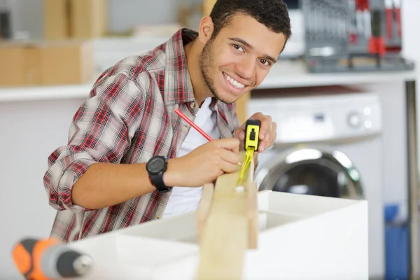 Carpinteiro Segurando Uma Fita Métrica — Fotografia de Stock