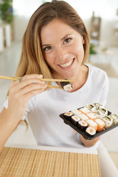 Femme Avec Rouleau Sushi — Photo