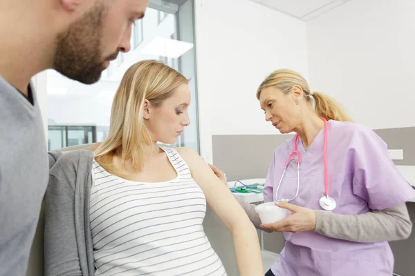 Pacjentka Ciąży Odwiedzająca Lekarza Prowadzącego Regularne Badania Kontrolne — Zdjęcie stockowe
