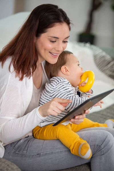 Matka Dítětem Doma Pomocí Digitálních Tabletu — Stock fotografie