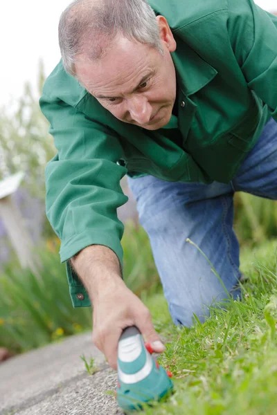 Arka Bahçede Çalışan Yetişkin Bir Adam — Stok fotoğraf