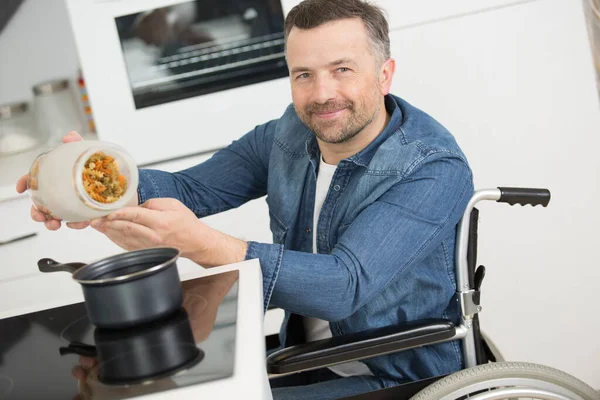 Gehandicapte Man Die Thuis Pasta Kookt — Stockfoto