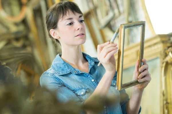 Retrato Mujer Pintando Marco —  Fotos de Stock