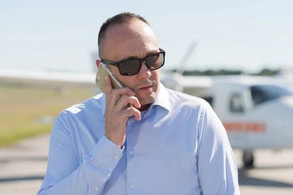 Mann Benutzt Smartphone Außerhalb Des Flugzeugs — Stockfoto