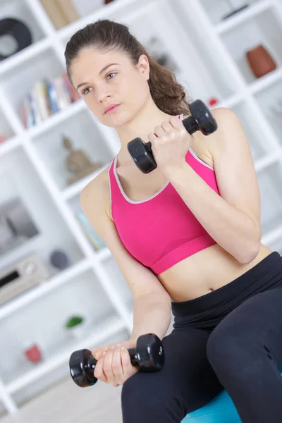 Junge Dame Beim Gewichtheben Von Hanteln Hause — Stockfoto