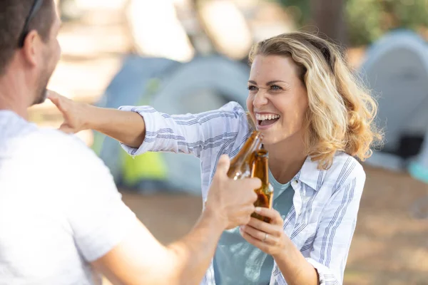Donna Diverte Tenere Una Birra Campeggio — Foto Stock