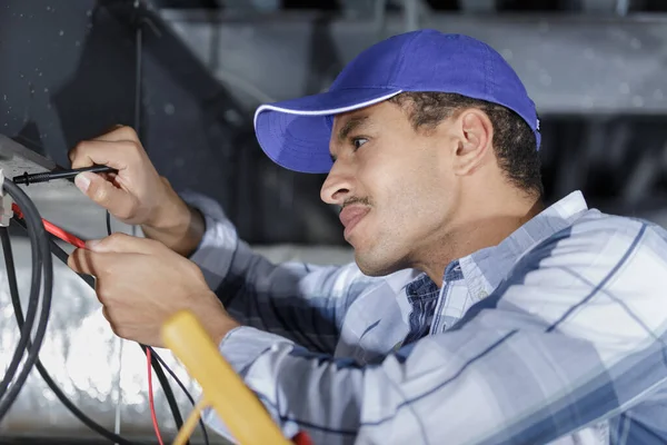 Eletricista Masculino Instalar Cabos Teto — Fotografia de Stock