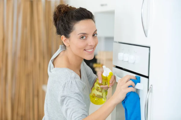 年轻快乐的女人在洗烤箱 — 图库照片