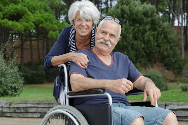 Porträt Eines Älteren Ehepaares Rollstuhl — Stockfoto