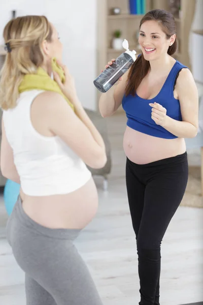 Twee Gelukkige Zwangere Vrouwen Drinken Water Het Sporten — Stockfoto