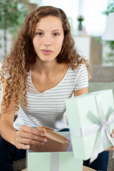 Picture Showing Woman Opening Present Sofa — Stock Photo, Image