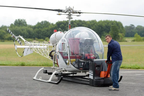 Hombre Arreglando Helicóptero —  Fotos de Stock