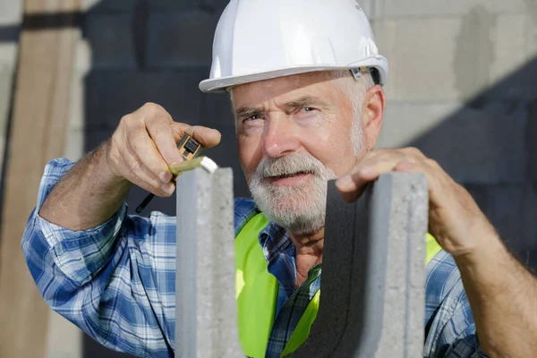 Starszy Mężczyzna Pracujący Wokół Betonowej Ściany — Zdjęcie stockowe