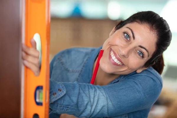 Mujer Sonriente Utilizando Nivel Espíritu Proyecto Construcción —  Fotos de Stock
