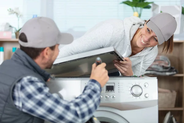 Erkek Kadın Çamaşır Makinesini Tamir Ediyorlar — Stok fotoğraf