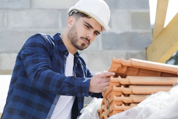 Constructor Masculino Está Revisando Azulejos — Foto de Stock