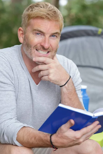 Man Van Middelbare Leeftijd Die Boek Leest Bij Zijn Tent — Stockfoto