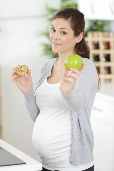 Zdrowa Ciężarna Kobieta Jedząca Bogate Witaminy Jabłka — Zdjęcie stockowe