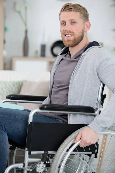 Behinderter Sitzt Rollstuhl Seiner Wohnung — Stockfoto
