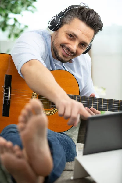 Hombre Barbudo Divertido Tocando Guitarra — Foto de Stock