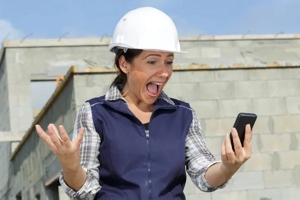 Sorrindo Construtor Mulher Confiante Telefone — Fotografia de Stock
