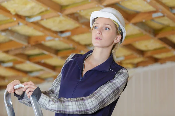 Vrouw Die Aan Het Plafond Werkt — Stockfoto